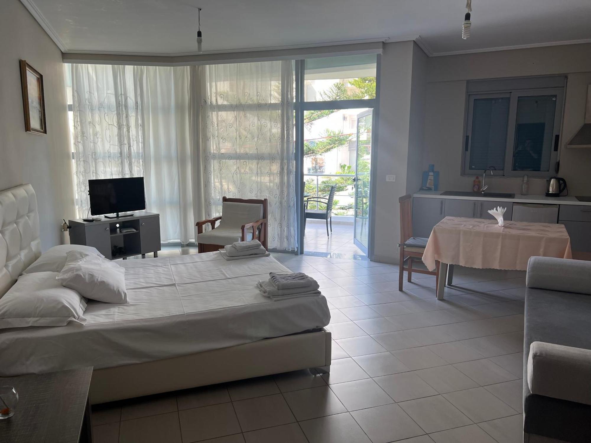 Lorenso Guest House Sarandë Esterno foto